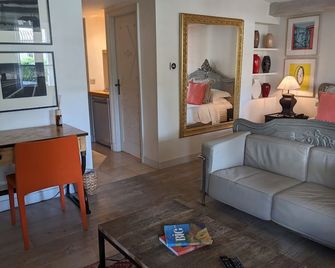 باستيس هوتل سان تروبيز - سان-تروبيه - غرفة معيشة