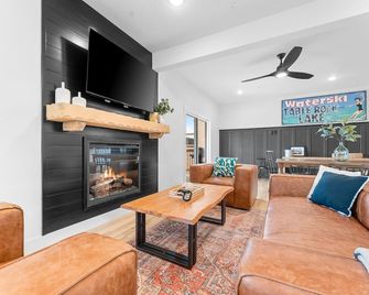 Pools! Hot Tub, Fire Pit, Game Room, Fun for Families and Groups! - Kimberling City - Sala de estar