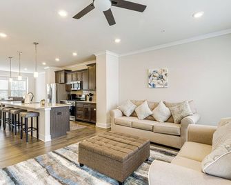 Fenced Yard: Spacious Southern Maryland Townhome! - La Plata - Living room