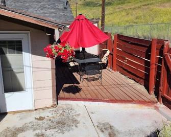 Miner's cottage adjacent to the Orignal stage and music complex - Butte - Patio