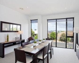 Comfortable, clean and modern in an ideal quiet location - Torquay - Dining room