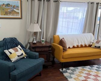 3-bedroom bungalow in the heart of Crater City, near airport LMU & hiking trails - Middlesboro - Вітальня