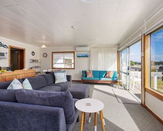 Dream View Waterfront - Paihia Holiday Home - Paihia - Pokój dzienny