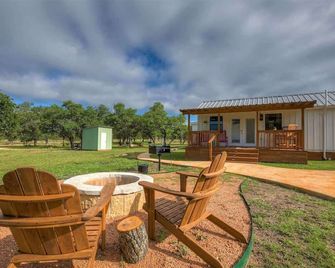 Luxurious & Intimate Cottage in Fred Wine Country! - Fredericksburg - Patio