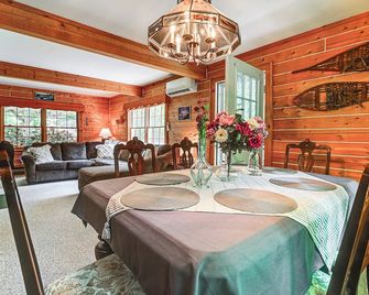 1 Mi to Rangeley Lake: Cabin w/ Wraparound Deck! - Rangeley - Dining room
