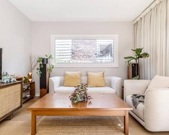 Classic Comforts - Moments to Flemington Racecourse - Melbourne - Living room