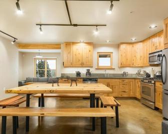 The Mountain Project #2 - Rossland - Kitchen