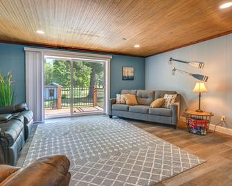 Chippewa Falls Retreat on Lake Wissota with 2 Decks! - Chippewa Falls - Living room