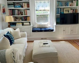 Water Mill farmhouse close to everything. 4.5 miles to US Open. Pet Friendly! - Southampton - Obývací pokoj