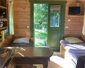 An unusual stay in a caravan between Saint Malo and the pink granite coast, - Saint-Donan - Habitación