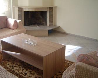 Ground floor bachelor room safe and cool - Néa Michanióna - Living room