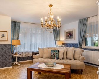 Holiday Apartment 'Hortensie' with Private Garden, Balcony and Wi-Fi - Vogtsburg im Kaiserstuhl - Wohnzimmer