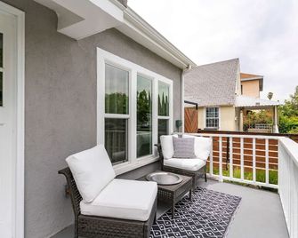 Charming Hollywood Bungalow with Private Parking - Los Angeles - Balcony