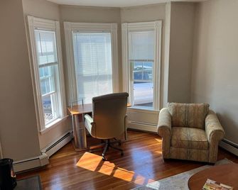 Downtown Beverly 5 Min to Salem - Beverly - Living room