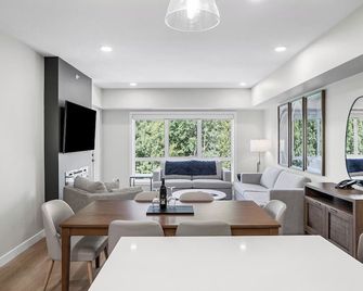 2 bedrooms-3 beds 2 baths-Rocky Creekside Retreat - Top Floor - Heated Pool and Hot Tub - Dead Man's Flats - Wohnzimmer