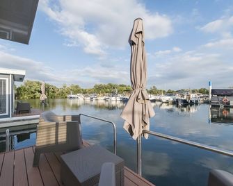 Private island: rest on the water near the bustling center of Maastricht - Maastricht - Balkon