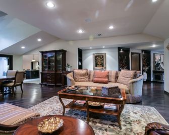 Beautiful, Luxurious, Resort Like Home in Sherwood Forest, California - Van Nuys - Living room