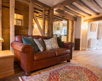 Miller Cottage a luxury 1550's cottage in the Historic centre of Saffron Walden - Saffron Walden - Living room