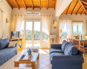 Luxurious and family friendly villa with large private pool 5 mins from Skiathos - Skiathos - Living room