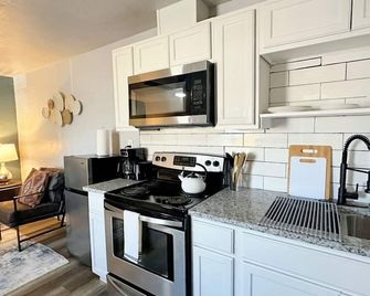 Serene 1br Escape Near Bricktown - 32a - Oklahoma City - Kitchen