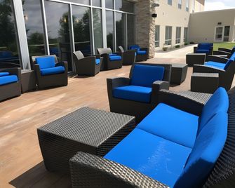 Holiday Inn Express & Suites Hannibal - Medical Center By IHG - Hannibal - Lounge