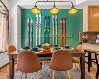 2br Mystic Springs Escape With Bbq, Pool, Hot Tub - Canmore - Dining room