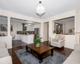 Swimspa Entire home 4 Bedroom|Gym|Fire pit| Milton near Toronto|Niagara - Milton - Living room