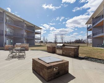 Charming 2-bedroom/2 bath apartment with spa & fitness room amenities in Mankato - Mankato - Innenhof