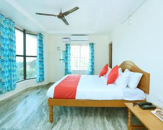 OYO Hotel Vishnu Ram - Nāgercoil - Bedroom