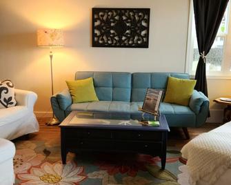 Oceanfront Charm: King Bed, 2 Bdrm Downtown Gem, Ketchikan - Ketchikan - Living room