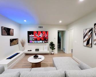 Brand New Retreat minutes to Trails and Raging Waters - San Dimas - Living room