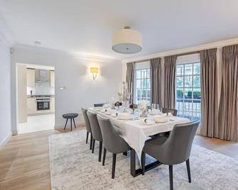 Spacious 3-Bed Belgravia Home Luxury Interiors, Near Buckingham Palace - London - Dining room