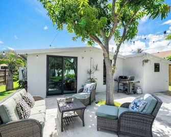 Brand new 2 bed/2 bath tropical retreat -BIG yard - Boca Raton - Patio