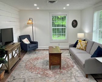 Cottage in the Pines! Charming 2-bedroom bungalow in White Pine - White Pine - Sala de estar