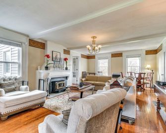 Lakefront Cayuga Retreat w/ Private Deck & Hot Tub - Cayuga - Living room