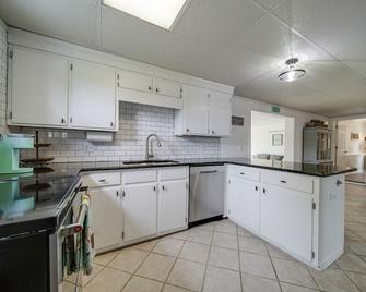Lake Tillery Waterfront Rental in Albemarle, NC - Albemarle - Kitchen