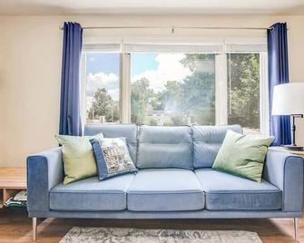 Entire Home Blocks from Notre Dame. Sleeps 8+ - South Bend - Living room