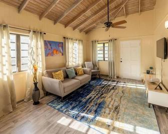 Antiguan Village Retreat - Cassada Gardens - Living room