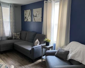 Cozy One Bedroom House - Adrian - Living room