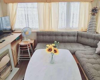 6 Guests - 3 Bedrooms - Entertainment - Near Beach - Sheerness - Obývací pokoj