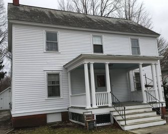 Spacious 2nd floor apartment steps from popular corner market. - Pownal - Edificio