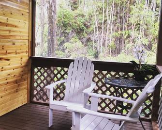 tiny home 1- with kitchen equipped with essentials near at the Volcano Park! - Mountain View - Balcony