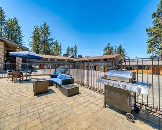 Dreamy Queen Bed Getaway on Stateline - Blue Jay Lodge - South Lake Tahoe