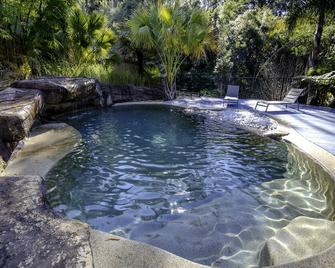 Unique, boutique, country-style accommodation. - Lorne - Piscina