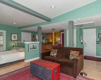 Artfully furnished guest house - Burlington - Living room