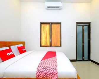 OYO 2284 Grand Villa Meninting - Gunungsari - Schlafzimmer