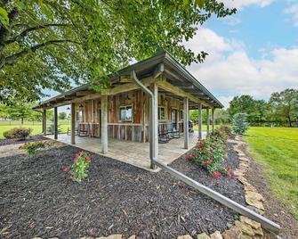 Waterfront Missouri Escape w/ Private Pond & Dock! - Nevada - Gebouw
