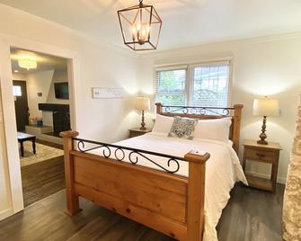 2-Room Suite | Large Jacuzzi Tub | Accommodates 2 Guests - Harrison Hot Springs - Ložnice