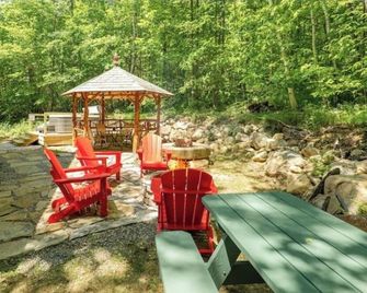 Mountainside Cabin Hot Tub & Fireplace Serenity Less than 2 miles to Lake George - Hague - Patio
