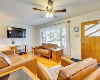 Walk to Old Colorado City: Home w/ Fenced Yard - Colorado Springs - Ruang tamu